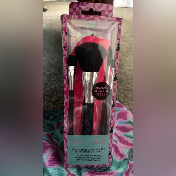 Betsey Johnson Accessories - Betsey Johnson 4 PC Cosmetic Brush Kit With Storage Case